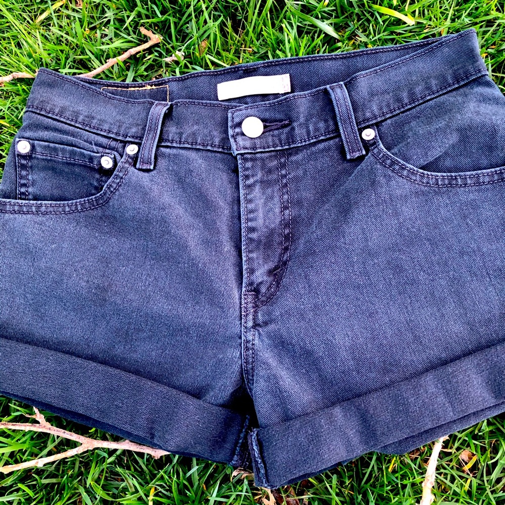 Levi cuffed shorts black size 6